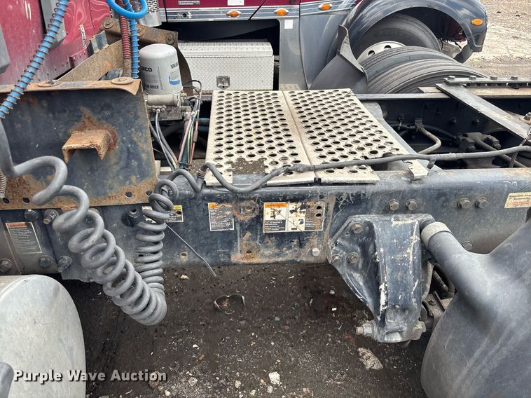 image for item YA0507 2015 Kenworth T680 semi truck