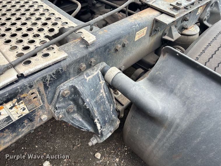 image for item YA0507 2015 Kenworth T680 semi truck