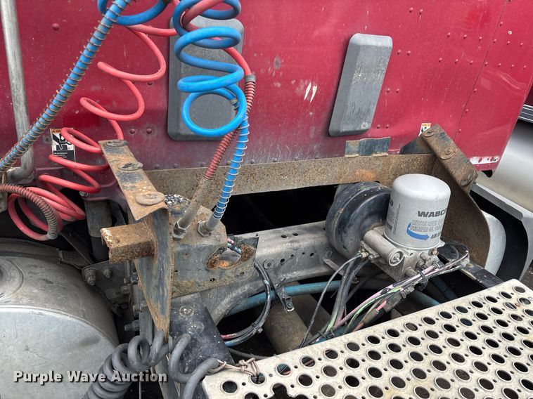 image for item YA0507 2015 Kenworth T680 semi truck