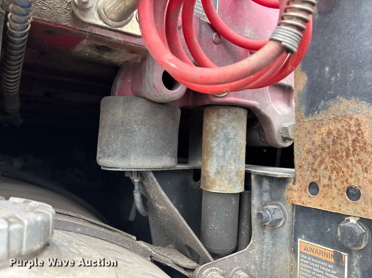 image for item YA0507 2015 Kenworth T680 semi truck