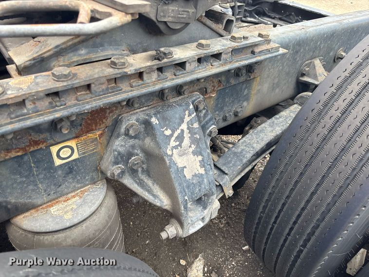 image for item YA0507 2015 Kenworth T680 semi truck