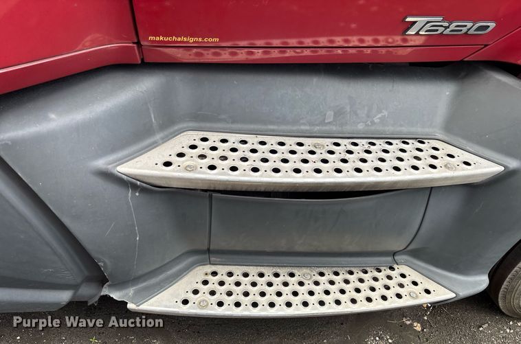 image for item YA0507 2015 Kenworth T680 semi truck