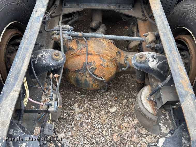 image for item YA0507 2015 Kenworth T680 semi truck