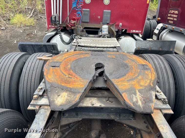 image for item YA0507 2015 Kenworth T680 semi truck