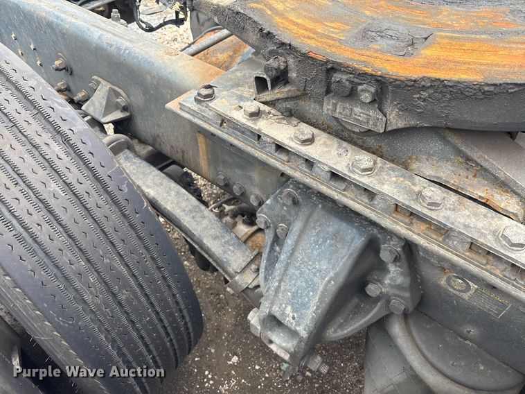 image for item YA0507 2015 Kenworth T680 semi truck