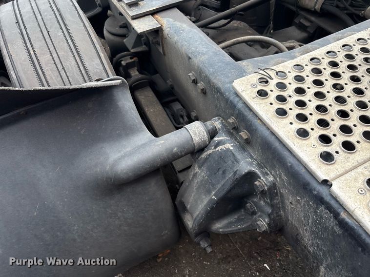 image for item YA0507 2015 Kenworth T680 semi truck