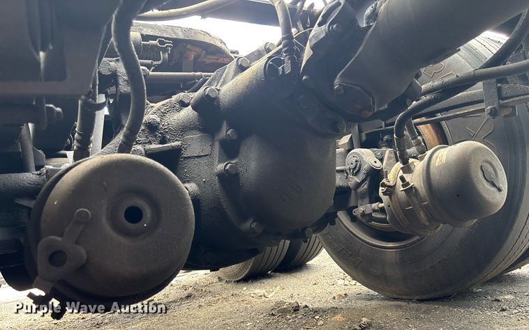 image for item YA0507 2015 Kenworth T680 semi truck