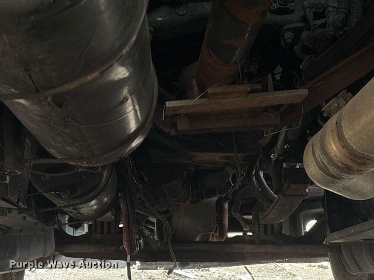 image for item YA0507 2015 Kenworth T680 semi truck