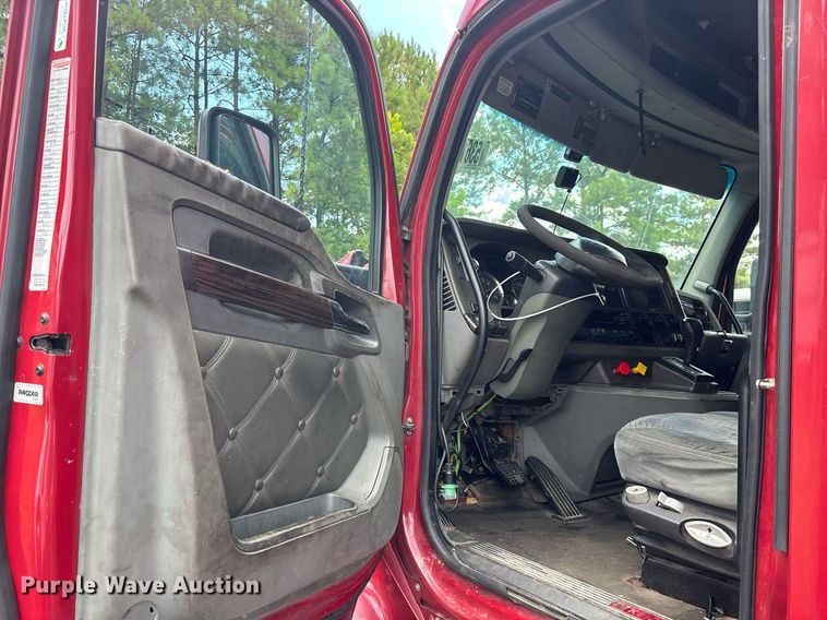 image for item YA0507 2015 Kenworth T680 semi truck