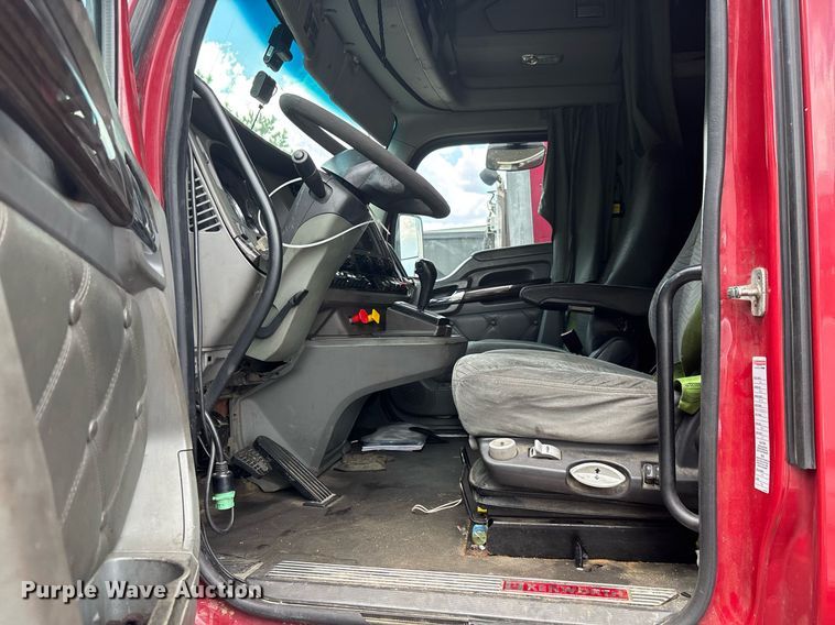 image for item YA0507 2015 Kenworth T680 semi truck