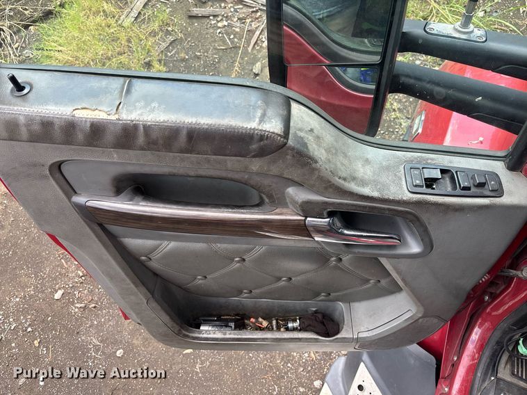 image for item YA0507 2015 Kenworth T680 semi truck