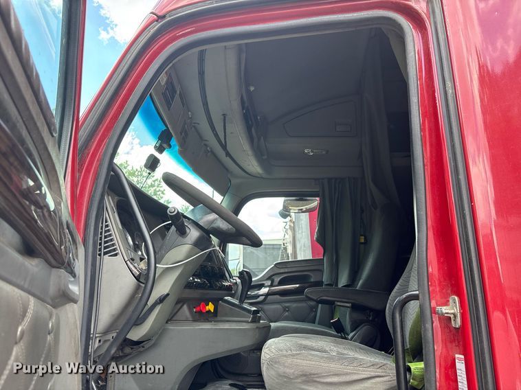 image for item YA0507 2015 Kenworth T680 semi truck