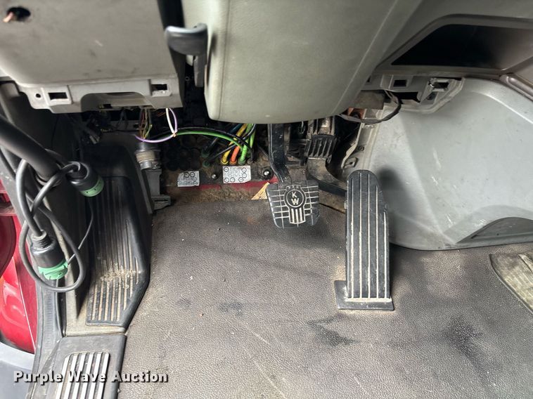 image for item YA0507 2015 Kenworth T680 semi truck