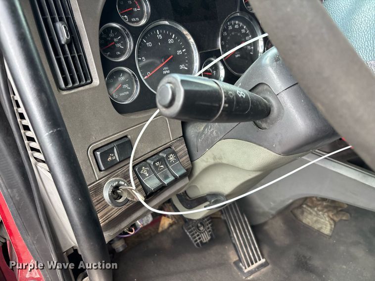 image for item YA0507 2015 Kenworth T680 semi truck