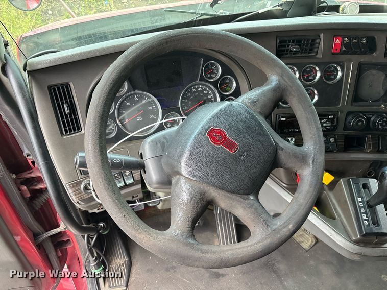 image for item YA0507 2015 Kenworth T680 semi truck