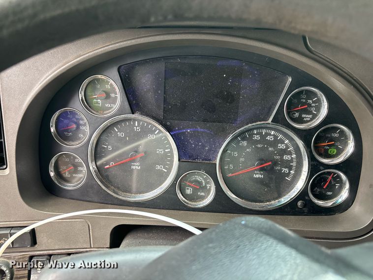 image for item YA0507 2015 Kenworth T680 semi truck