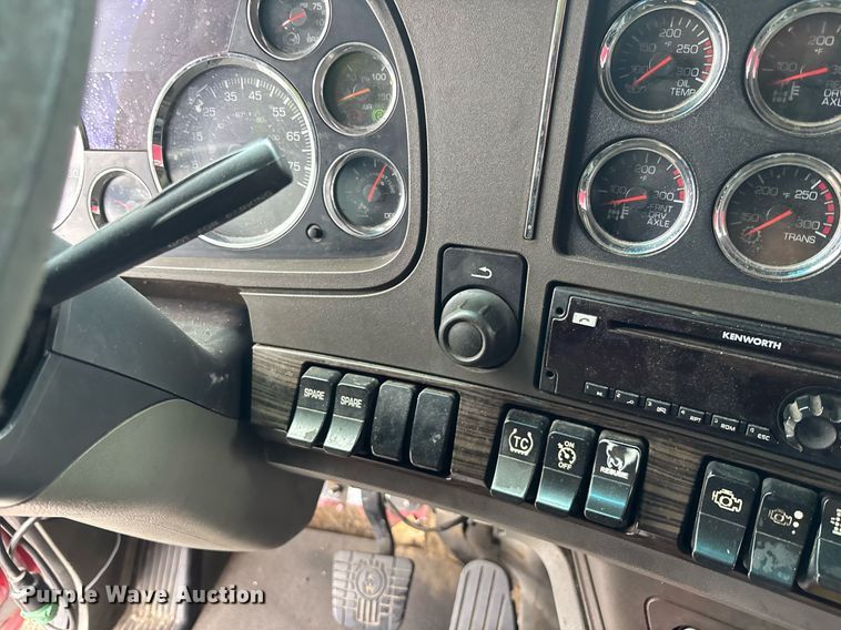 image for item YA0507 2015 Kenworth T680 semi truck