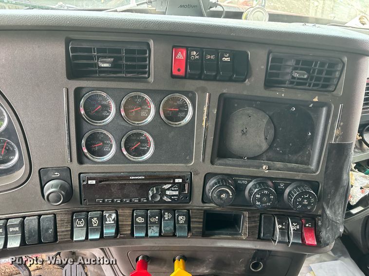 image for item YA0507 2015 Kenworth T680 semi truck