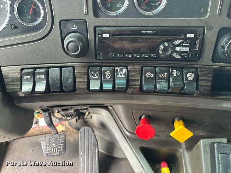 image for item YA0507 2015 Kenworth T680 semi truck