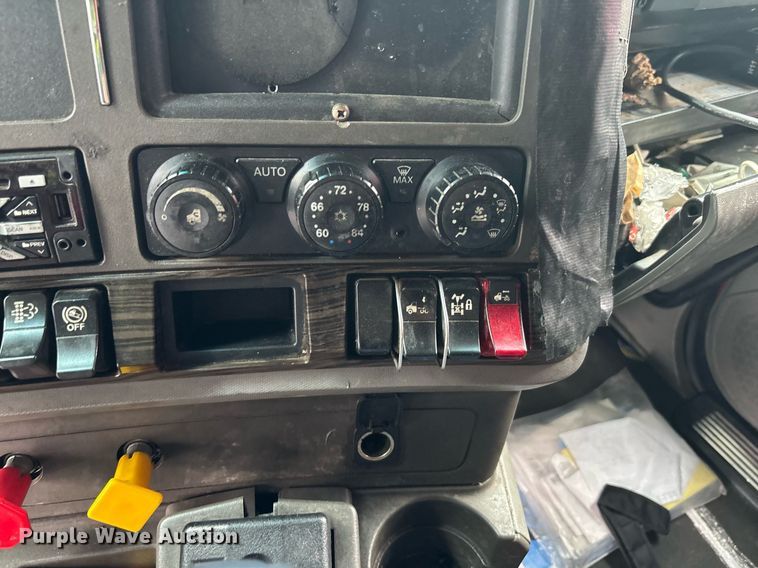 image for item YA0507 2015 Kenworth T680 semi truck