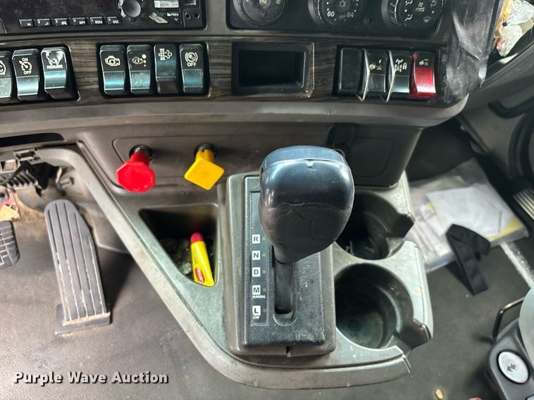 image for item YA0507 2015 Kenworth T680 semi truck