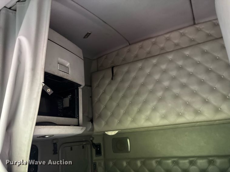 image for item YA0507 2015 Kenworth T680 semi truck