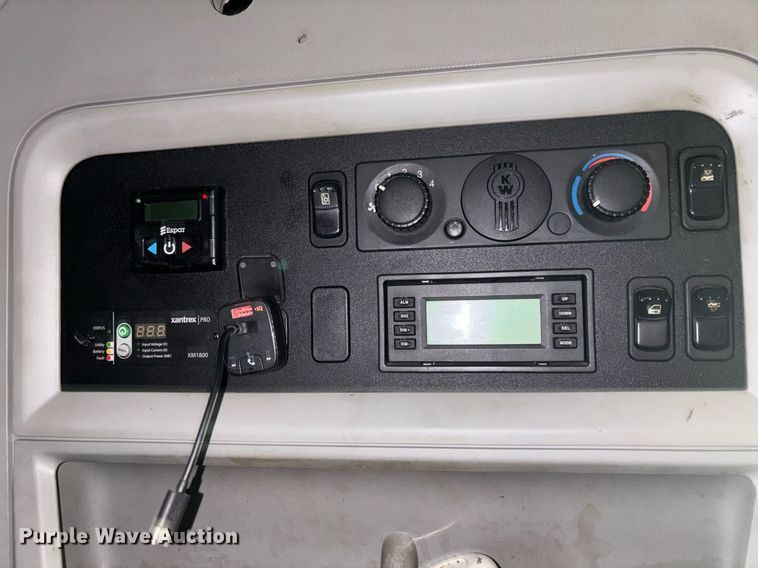 image for item YA0507 2015 Kenworth T680 semi truck