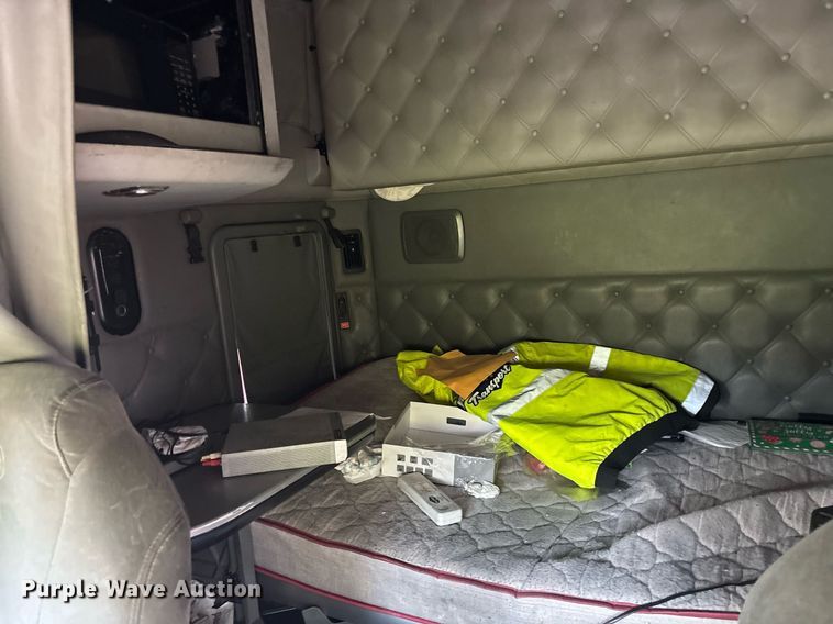 image for item YA0507 2015 Kenworth T680 semi truck