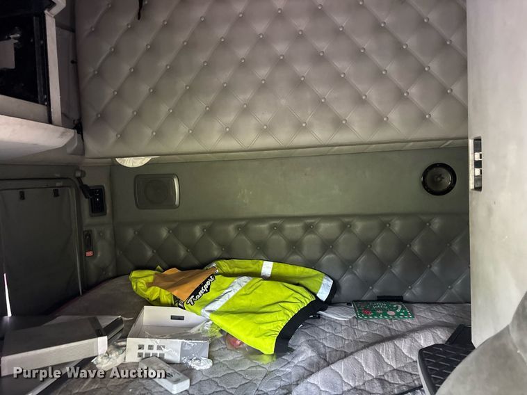 image for item YA0507 2015 Kenworth T680 semi truck