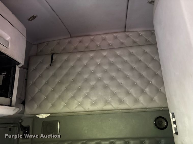 image for item YA0507 2015 Kenworth T680 semi truck