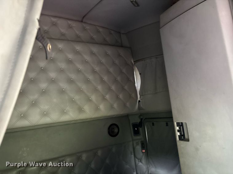 image for item YA0507 2015 Kenworth T680 semi truck