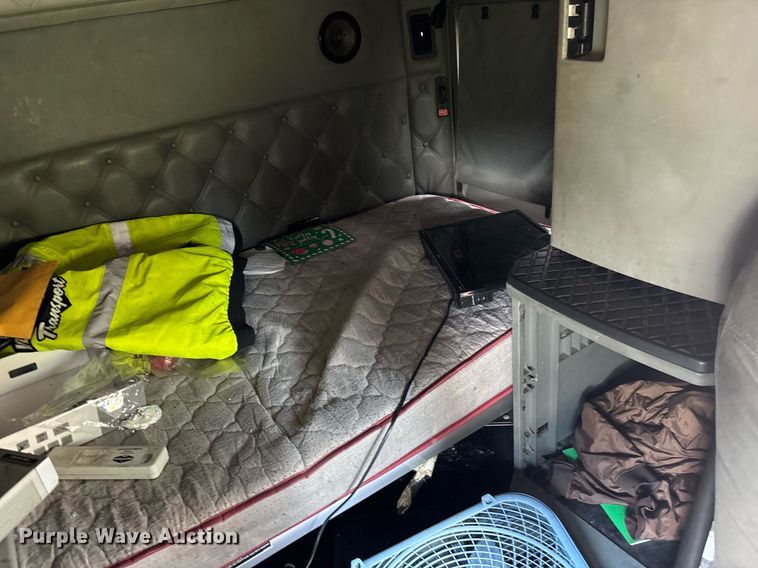 image for item YA0507 2015 Kenworth T680 semi truck