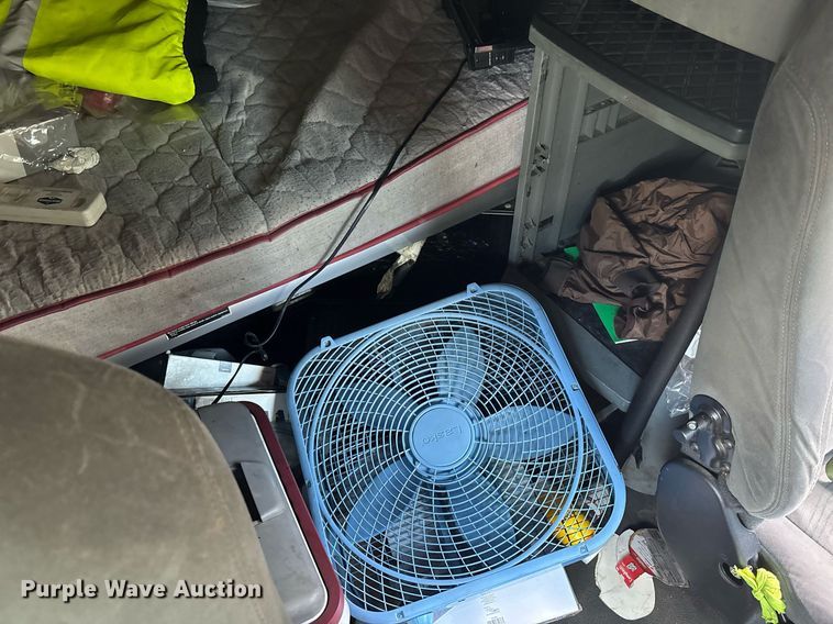 image for item YA0507 2015 Kenworth T680 semi truck