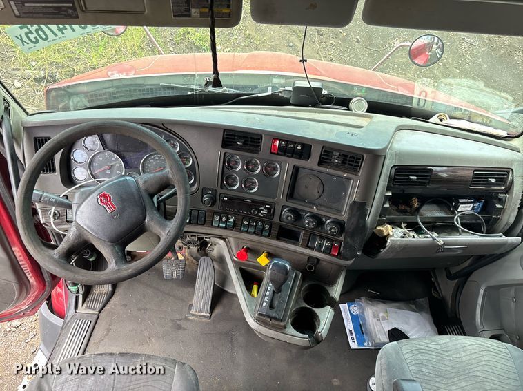 image for item YA0507 2015 Kenworth T680 semi truck