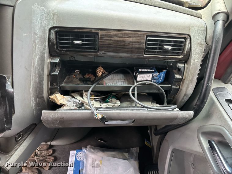 image for item YA0507 2015 Kenworth T680 semi truck