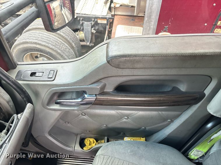 image for item YA0507 2015 Kenworth T680 semi truck