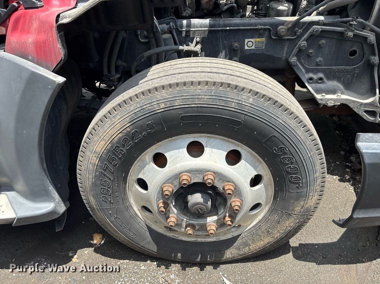 image for item YA0507 2015 Kenworth T680 semi truck