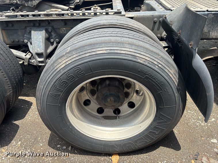 image for item YA0507 2015 Kenworth T680 semi truck