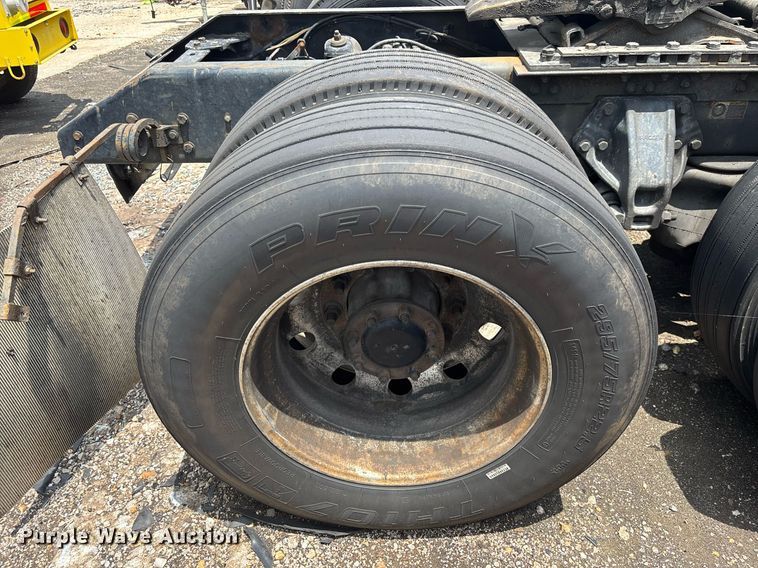 image for item YA0507 2015 Kenworth T680 semi truck