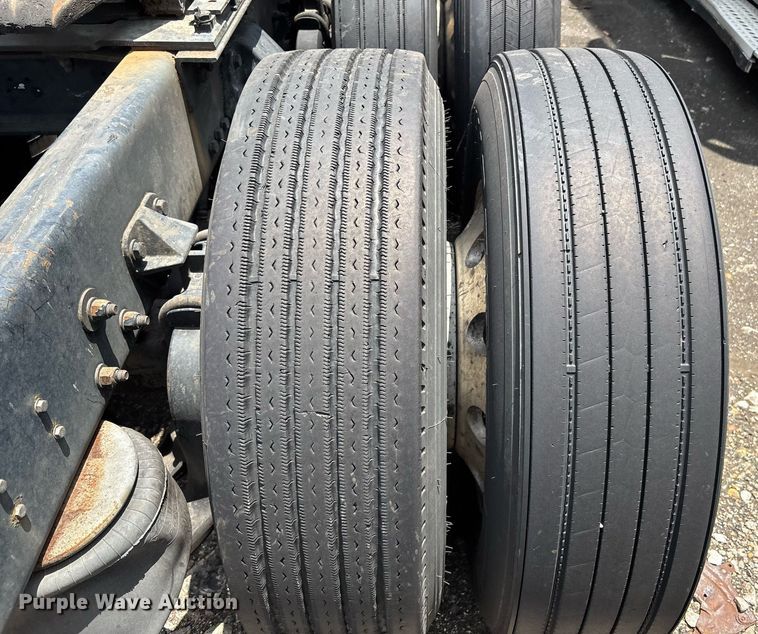 image for item YA0507 2015 Kenworth T680 semi truck