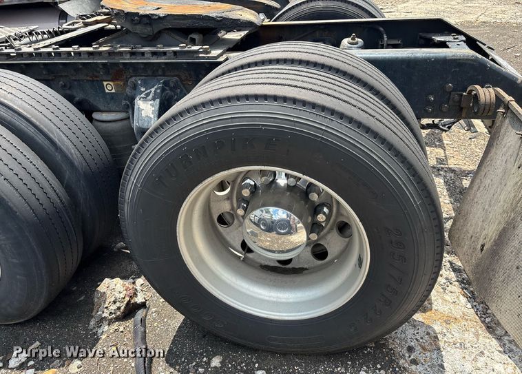 image for item YA0507 2015 Kenworth T680 semi truck