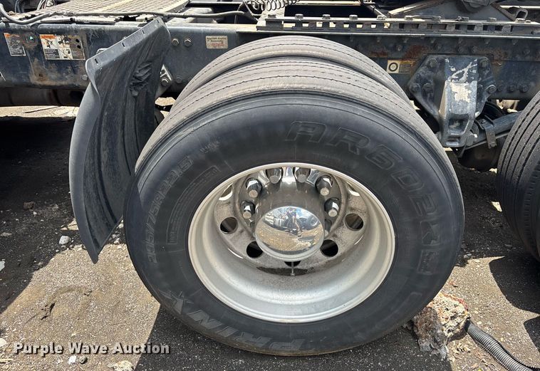 image for item YA0507 2015 Kenworth T680 semi truck