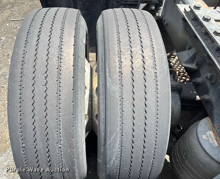 image for item YA0507 2015 Kenworth T680 semi truck