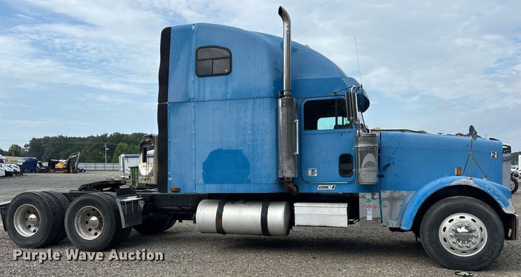 image for item YA0513 2000 Freightliner FLD120 semi truck