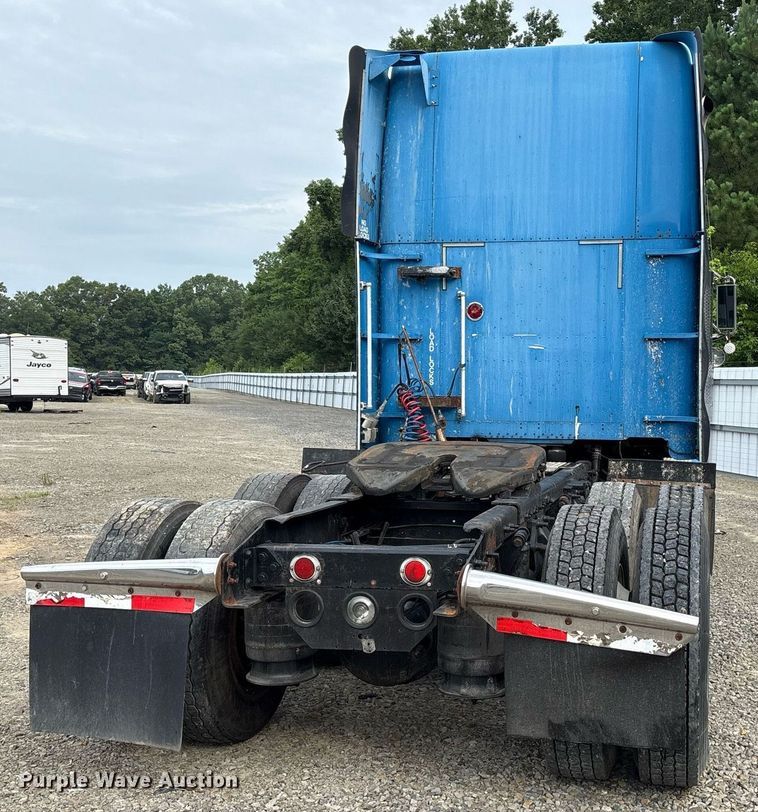 image for item YA0513 2000 Freightliner FLD120 semi truck