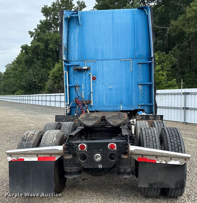 image for item YA0513 2000 Freightliner FLD120 semi truck