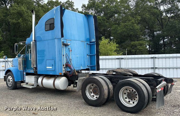 image for item YA0513 2000 Freightliner FLD120 semi truck