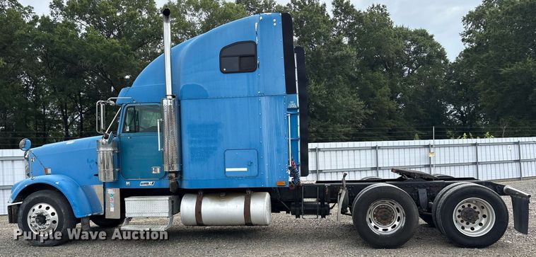 image for item YA0513 2000 Freightliner FLD120 semi truck