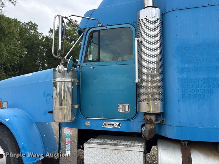 image for item YA0513 2000 Freightliner FLD120 semi truck