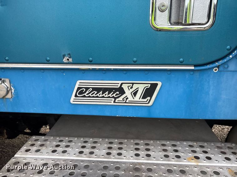 image for item YA0513 2000 Freightliner FLD120 semi truck